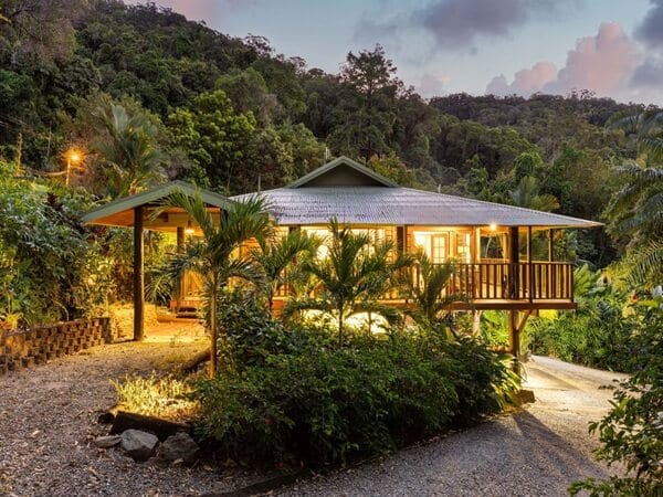 Queensland Holiday Rentals - Papillon on Coral Sea