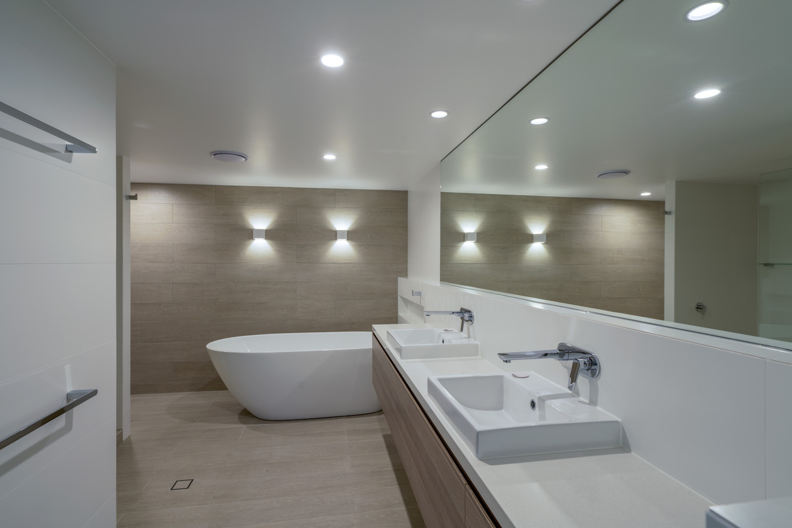 Mandalay Luxury Beachfront ApartmentsBathroom 009