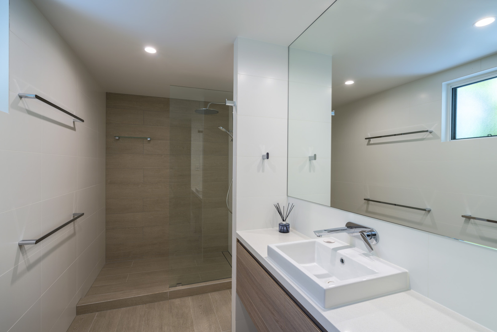 Mandalay Luxury Beachfront ApartmentsBathroom 010
