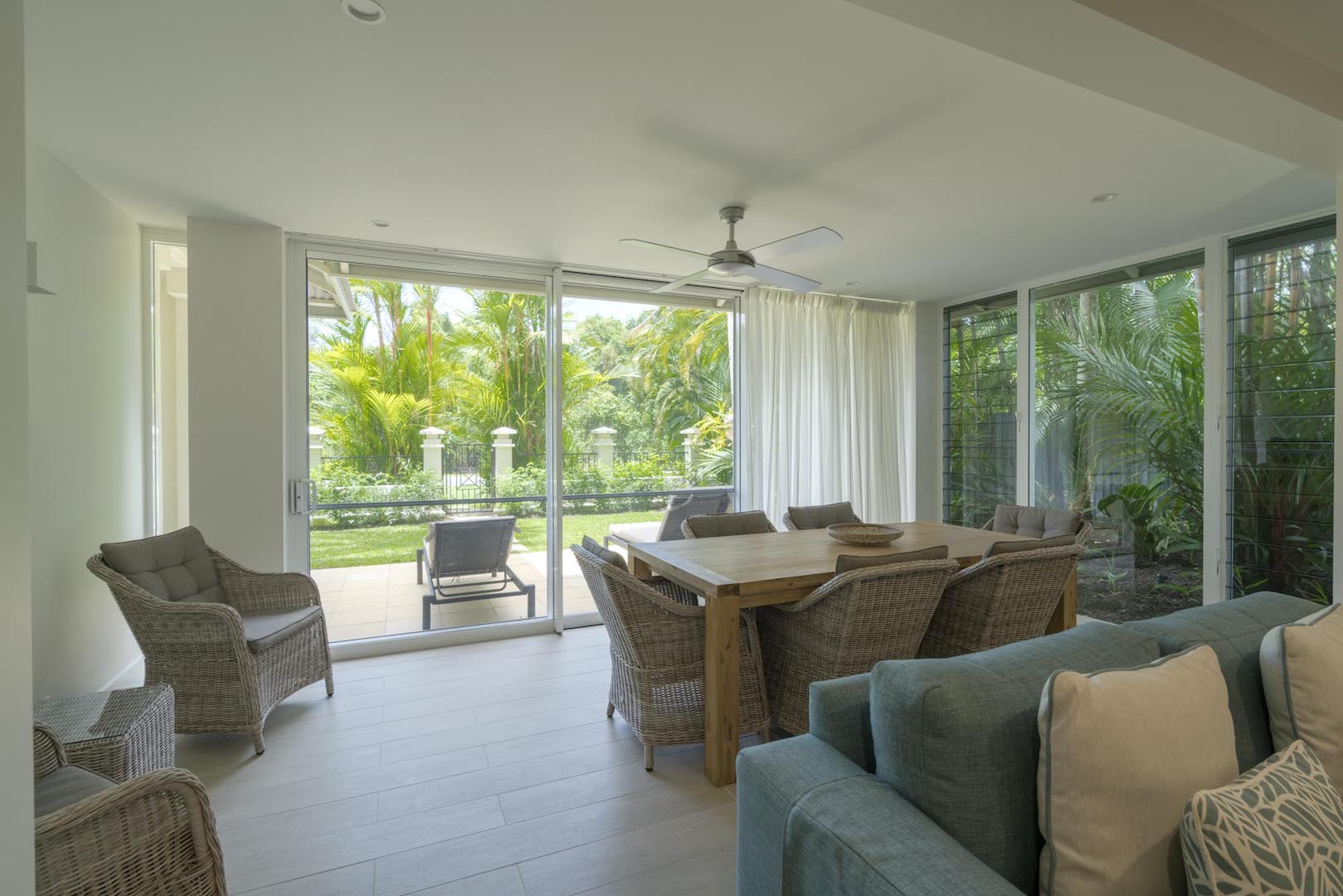 Mandalay Luxury Beachfront ApartmentsDining 007