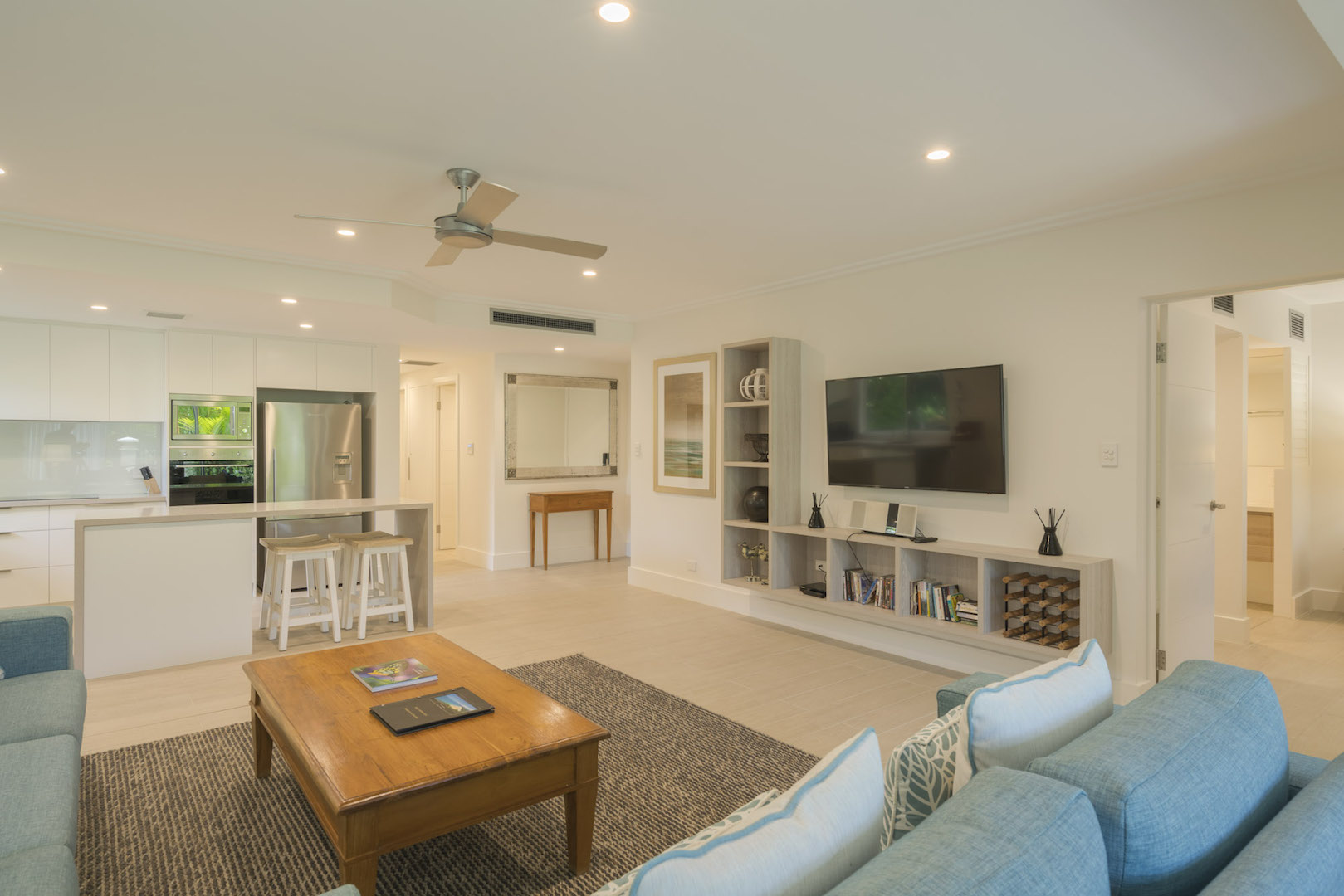 Mandalay Luxury Beachfront ApartmentsLounge 008