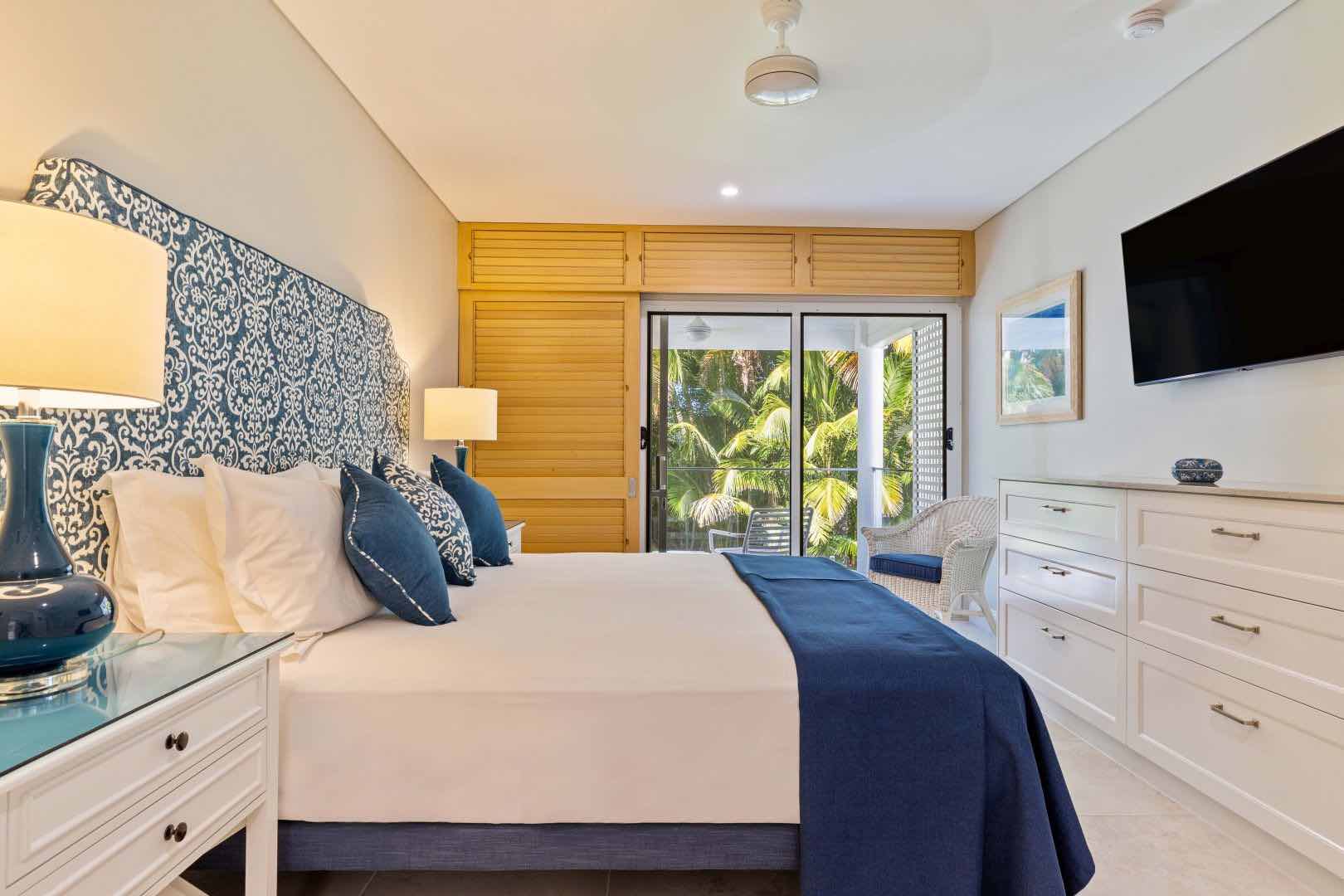011 Executive Retreats Private Executive Villa Port Douglas Master Bedroom