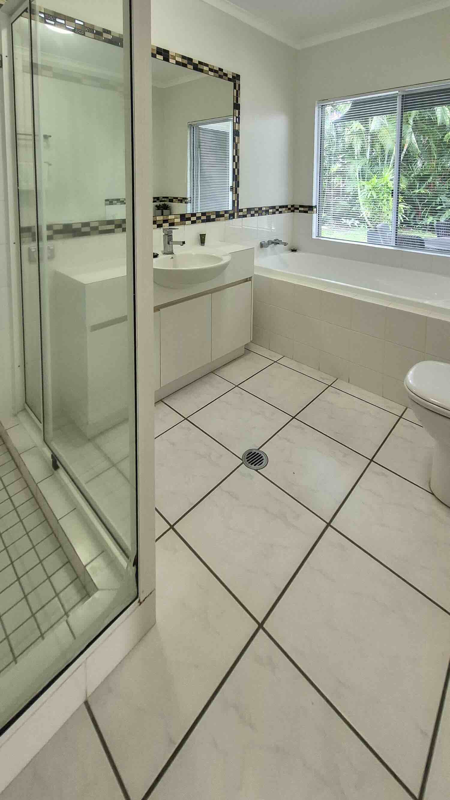 002 Executive Retreats Port Douglas Saltwater Bathroom