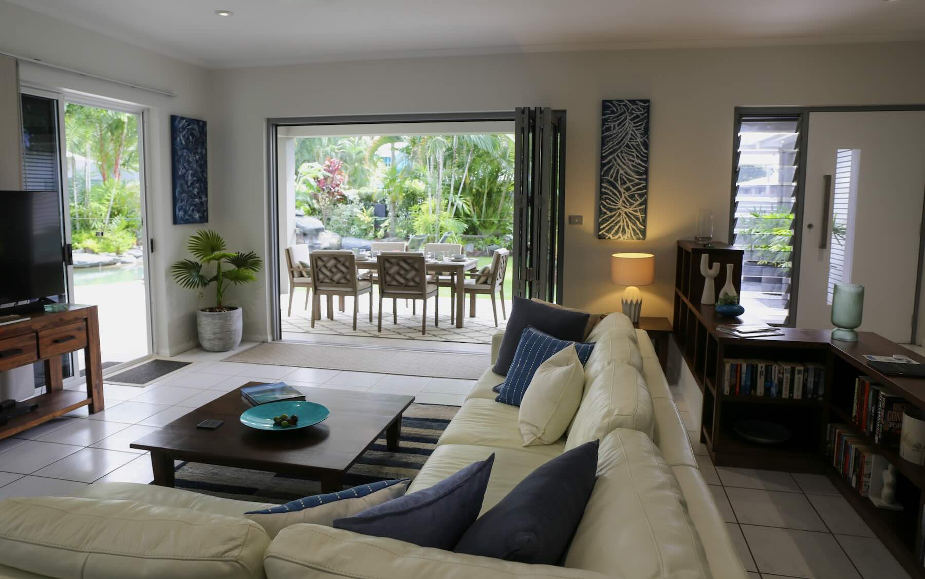 003 Executive Retreats Sandwater Lounge2