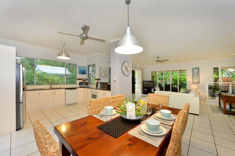 006 Executive Retreats Port Douglas Sandwater Dining Kitchen