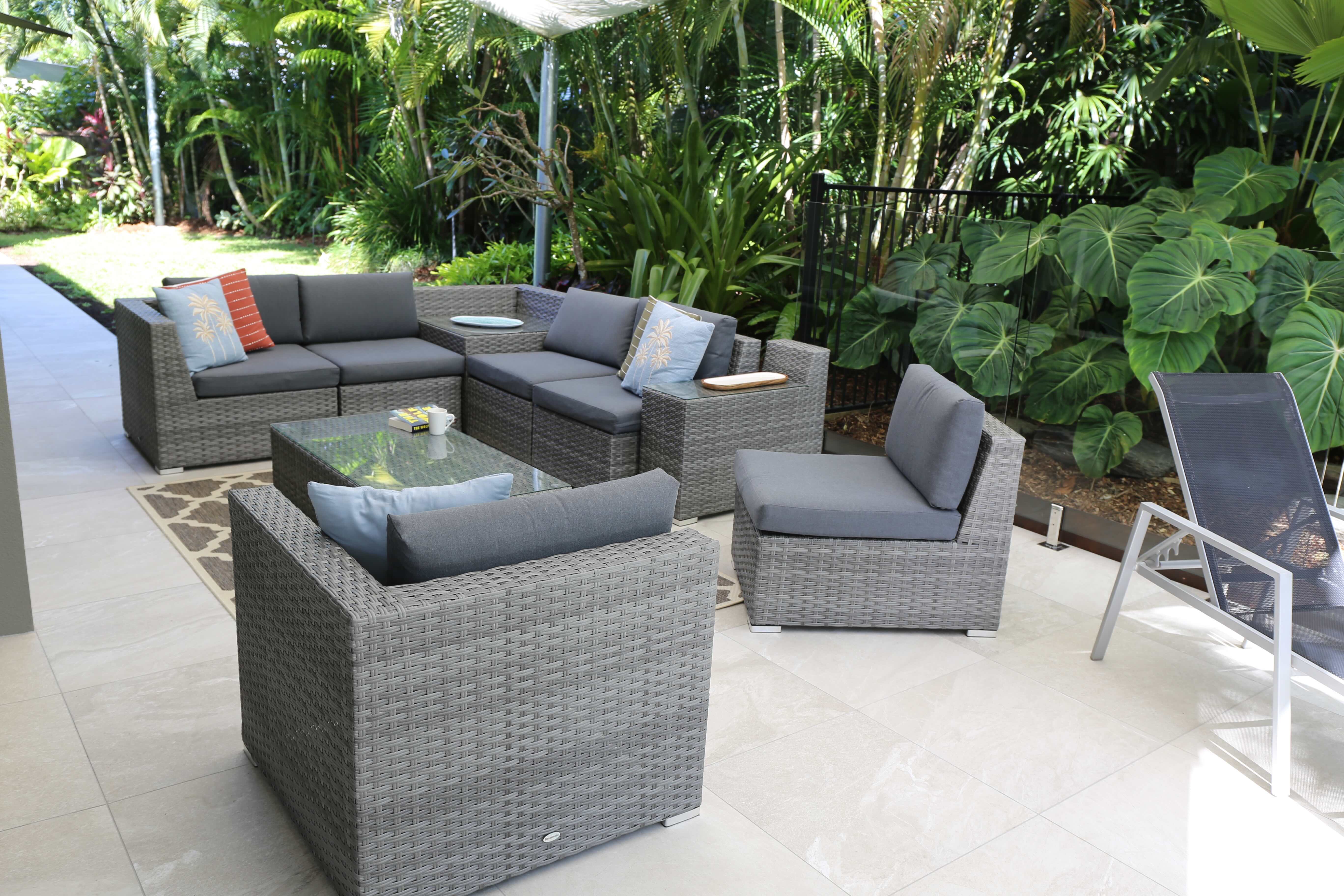 008 Executive Retreats Sandwater Dining Outdoor Lounge.