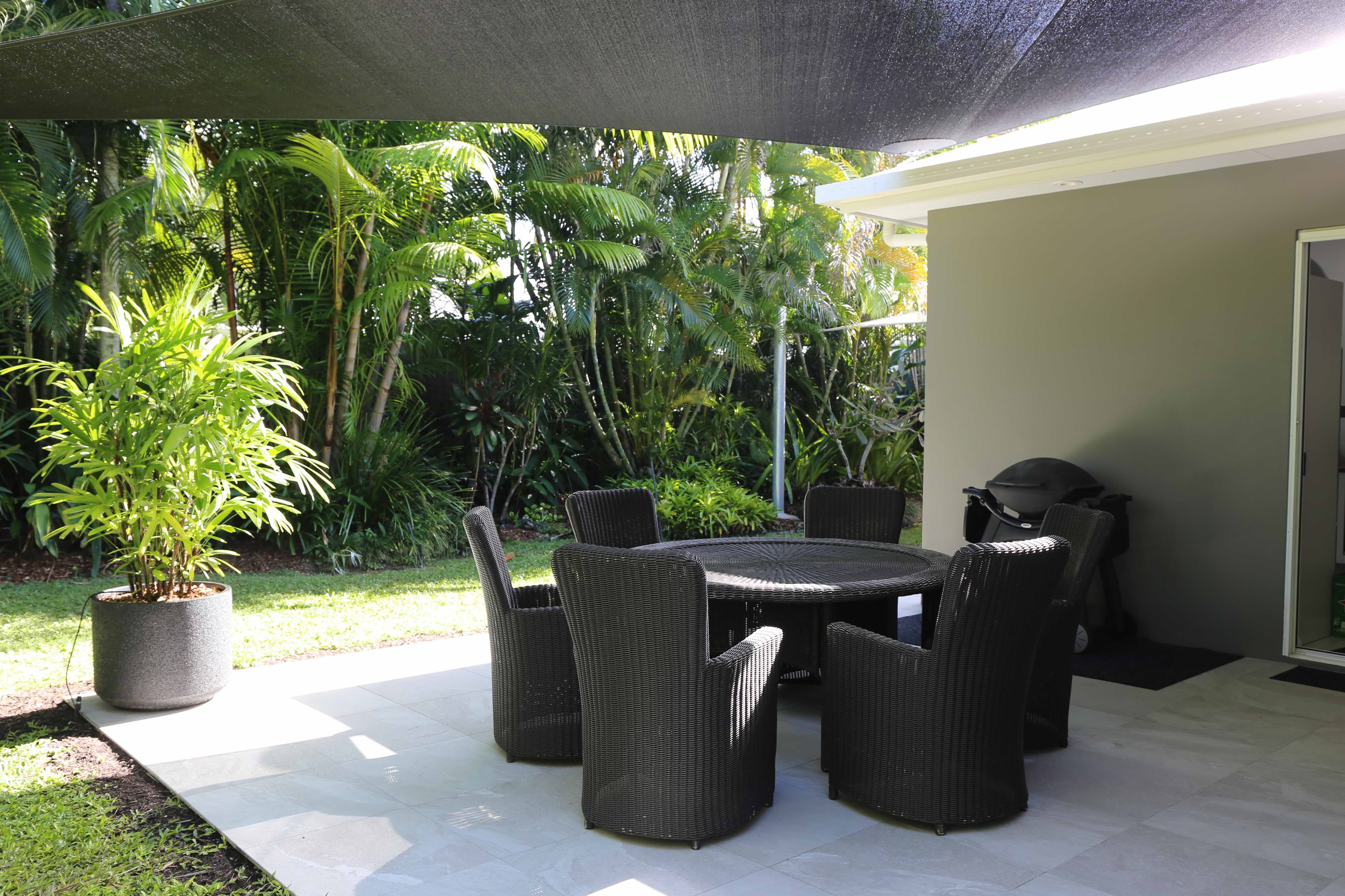 008 Executive Retreats Sandwater Outdoor Dining.
