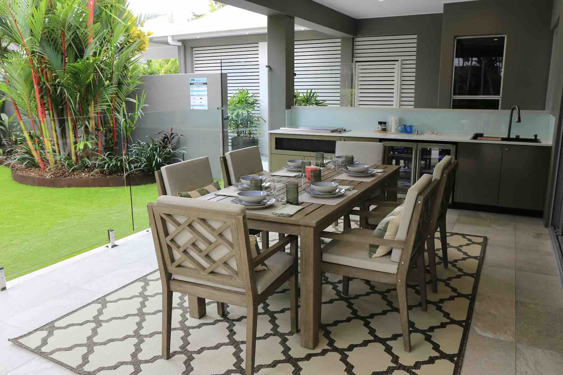 010 Executive Retreats Sandwater Outdoor Dining Area 3