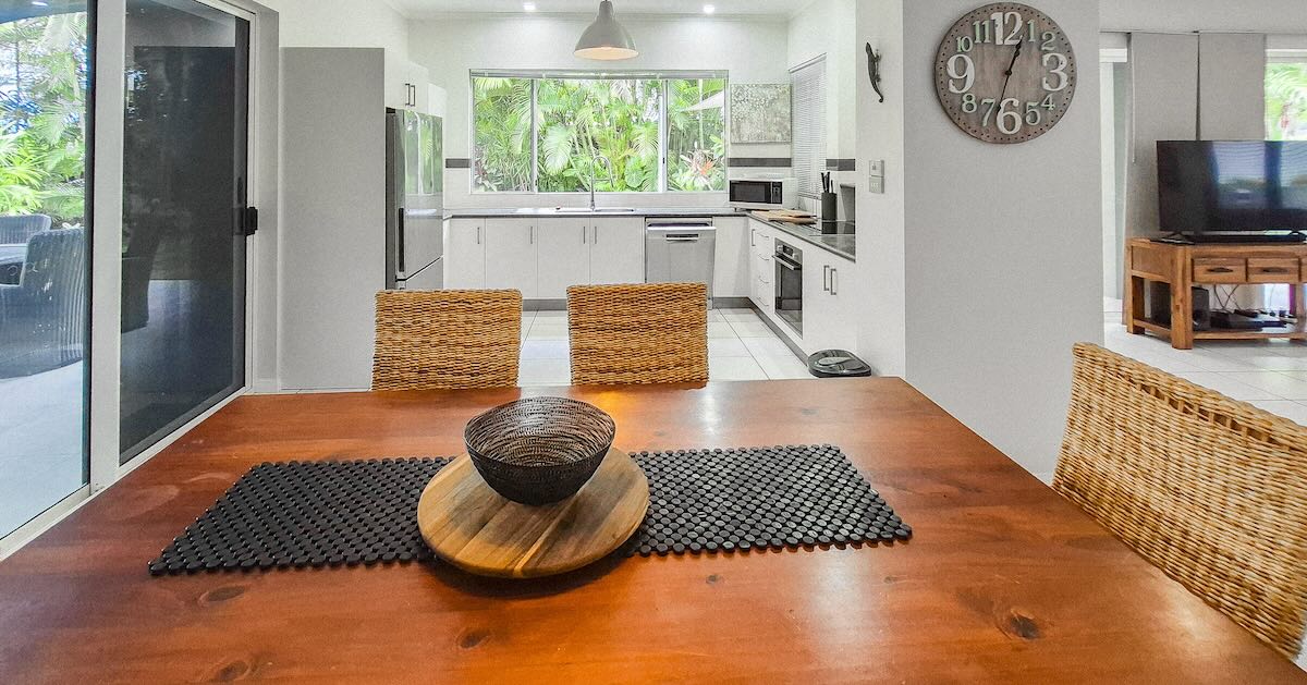 Executive Retreats Port Douglas Saltwater Dining Kitchen