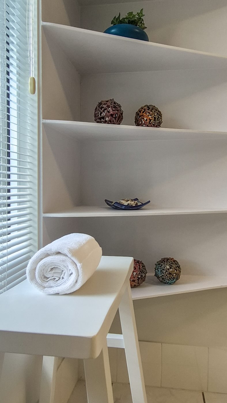Executive Retreats Port Douglas Sandwater Bookshelf