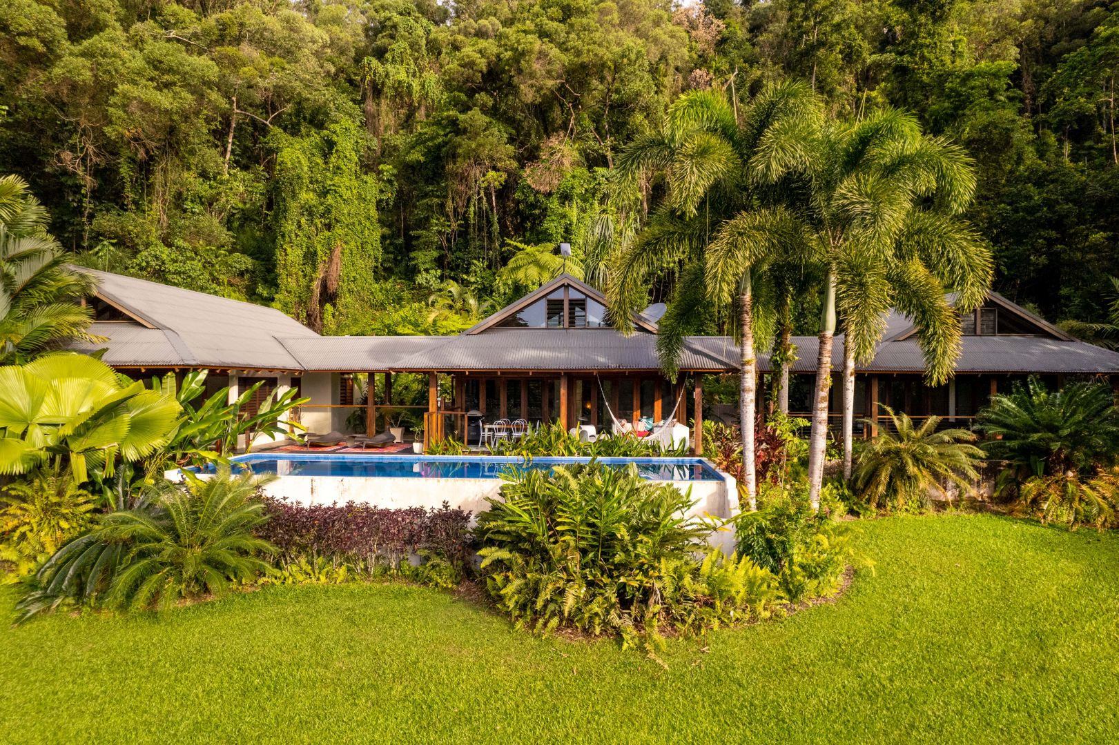 011 Executiveretreats Shambhala House Lawn