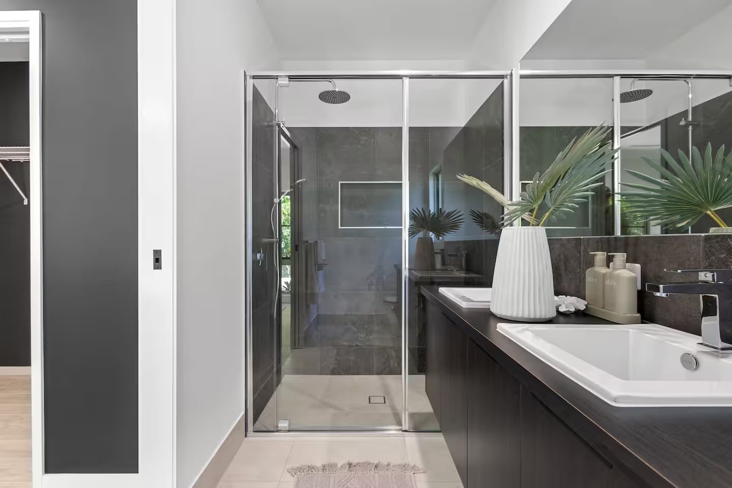 Executive Retreats Villa 2 St Crispins Bathroom 3.