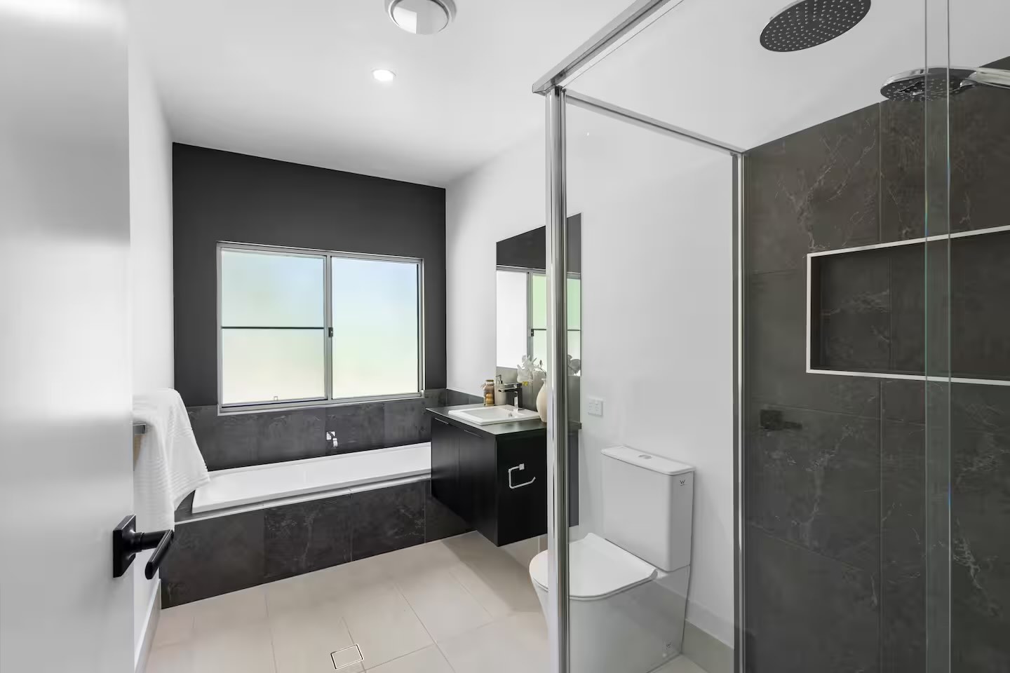 Executive Retreats Villa 3 St Crispins Bathroom.